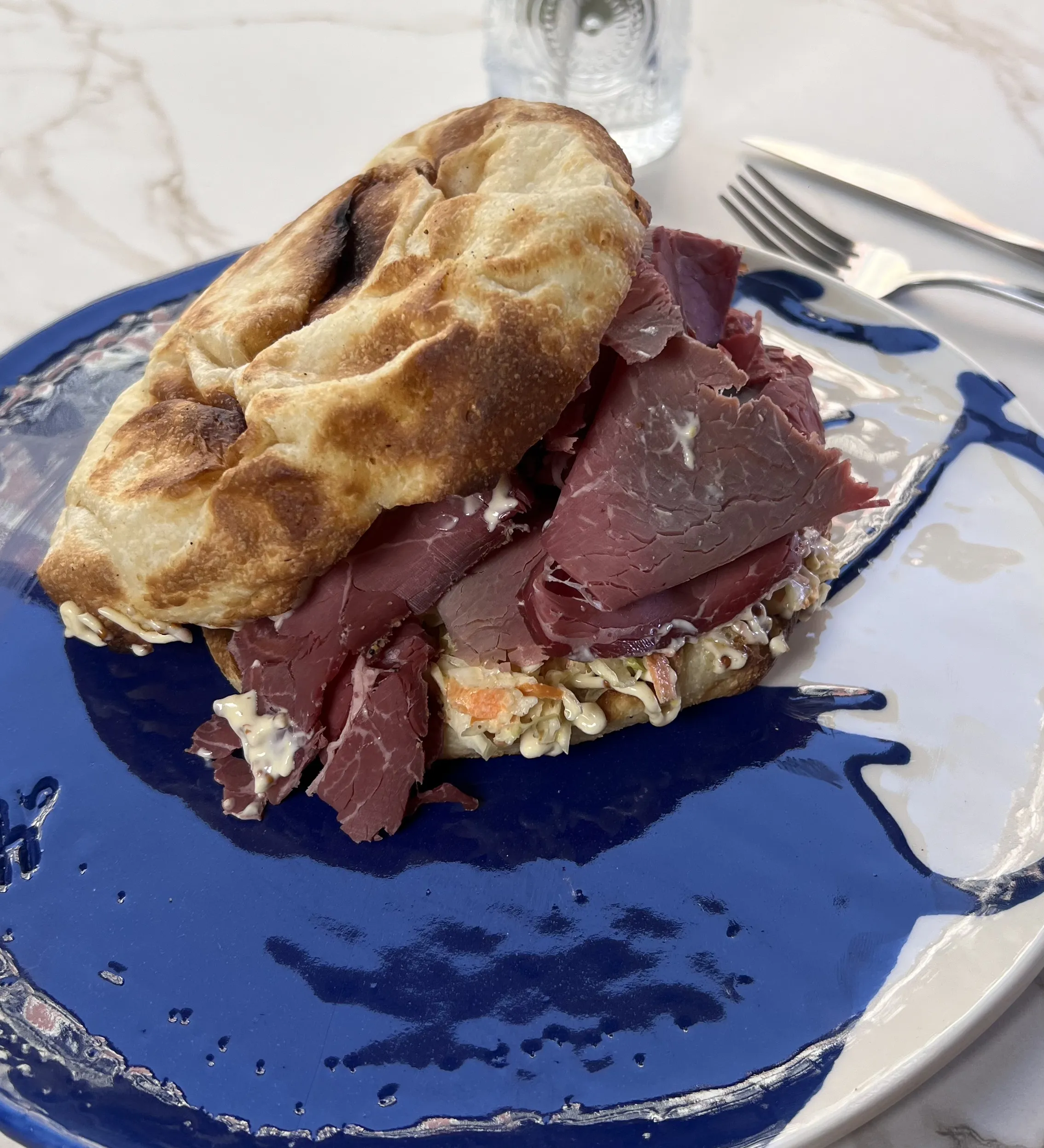 Sandwich de pastrami en plato